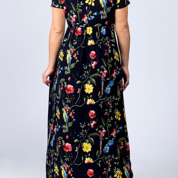 New Plus Size Floral Pocketed Maxi Dress - Picture 3 of 3